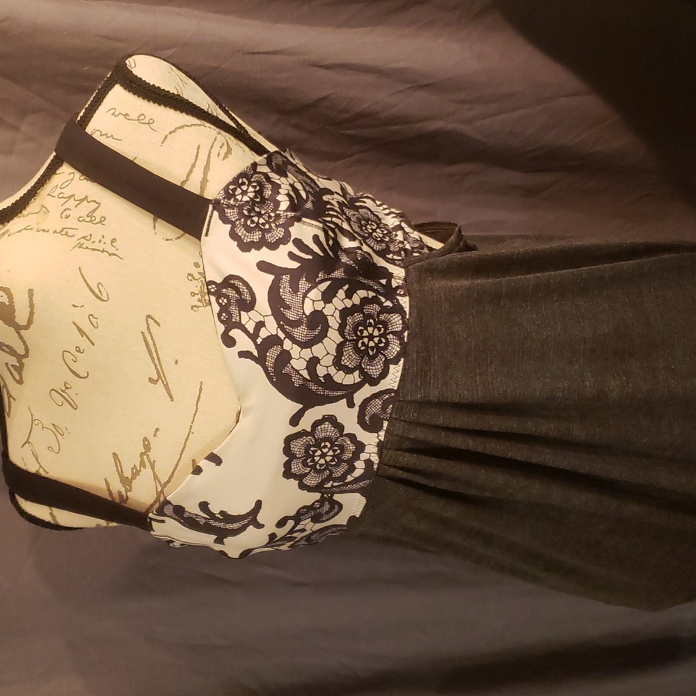 Lululemon tanktop grey with white and black lace print